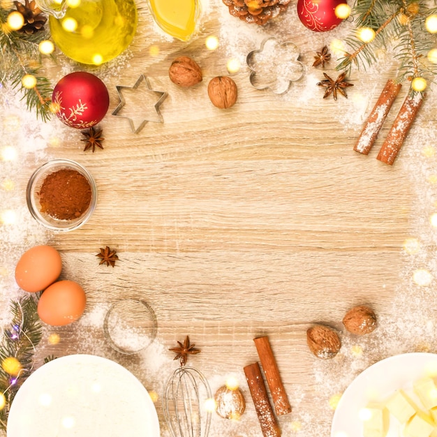 Zutaten für Neujahrskekse Mehl Eier Butter Zucker auf einem Holztisch Platz für Text Ansicht von oben