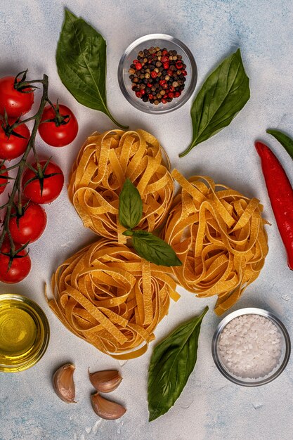 Zutaten für Pasta auf einem dunklen Tisch