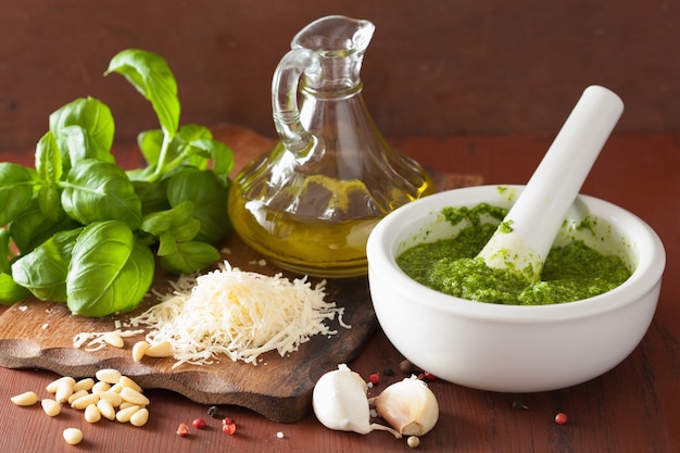 Zutaten für Pesto-Sauce über rustikalem Holzhintergrund