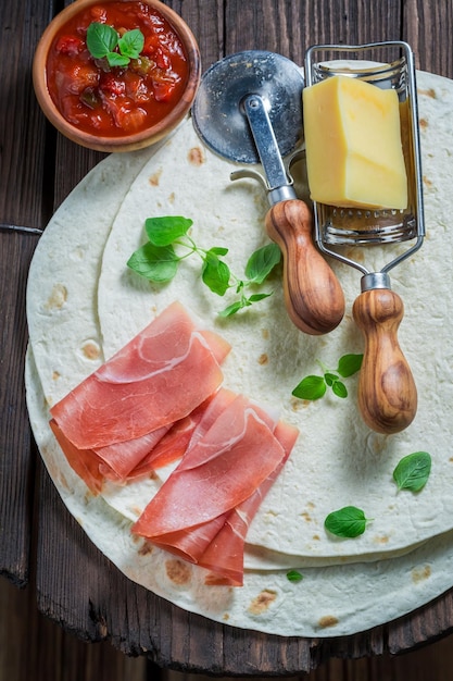 Zutaten für Quesadilla aus Tortilla-Kräutern und Sauce