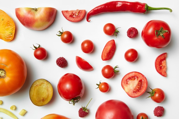 Zutaten für Salat. Rotes Obst und Gemüse isoliert auf Weiß,