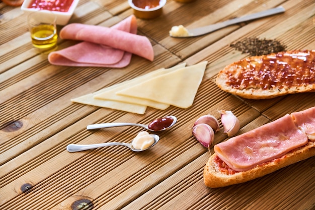 Zutaten für Sandwiches auf dem Tisch