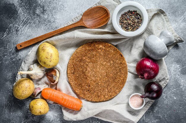 Zutaten für Suppe, Gemüse und Gewürze. Das Konzept der Suppe kochen. Ansicht von oben. .