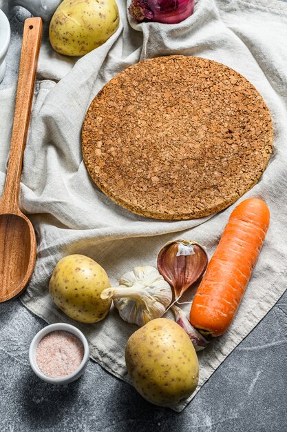 Zutaten für Suppe, Gemüse und Gewürze. Das Konzept der Suppe kochen. Draufsicht. Platz für Text.