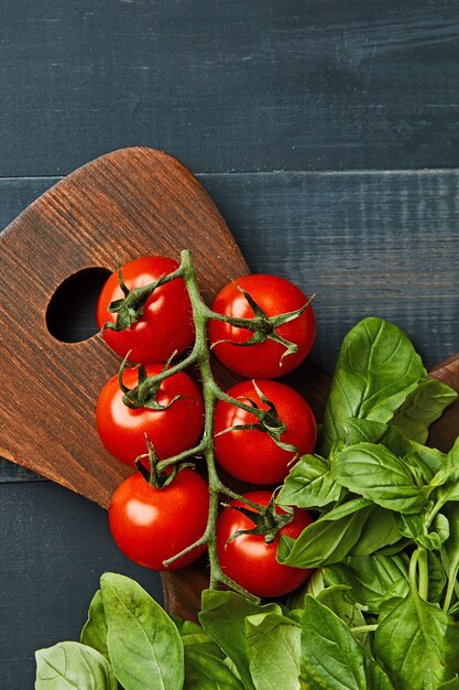 Zutaten für traditionelle italienische Tomatensuppe Gazpacho mit Basilikum auf Holzbrett, flach