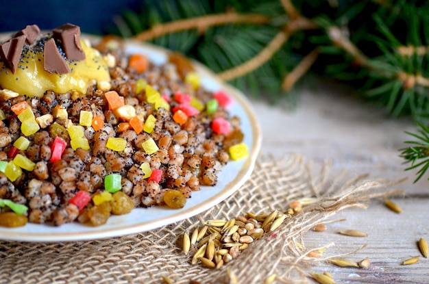 Zutaten für traditionelles kutia Tisch mit traditionellen ukrainischen Gerichten zur Feier von Weihnachten Kutya mit Weizen, Walnüssen und Rosinen