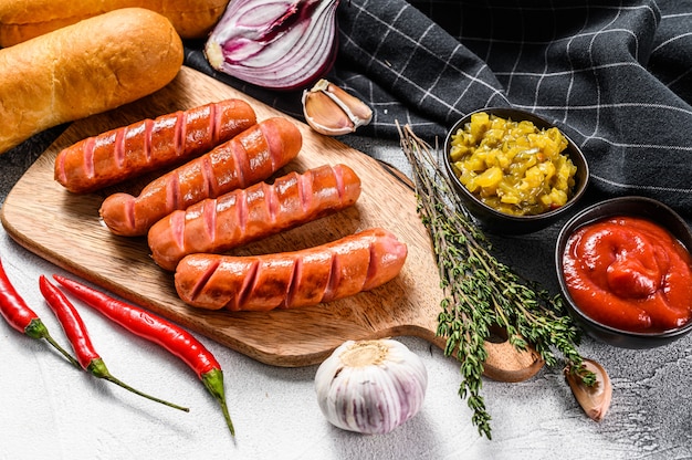 Zutaten für verschiedene hausgemachte Hot Dogs