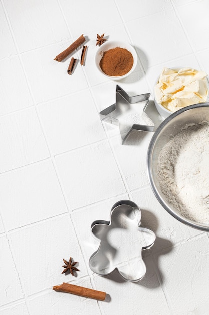 Zutaten für Weihnachtslebkuchen mit Zimt, Anis, Mehl auf einem weißen Tisch