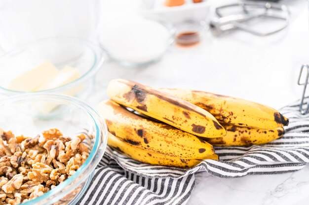 Zutaten im Küchenmixer mischen, um Bananen-Nuss-Brot zu backen.