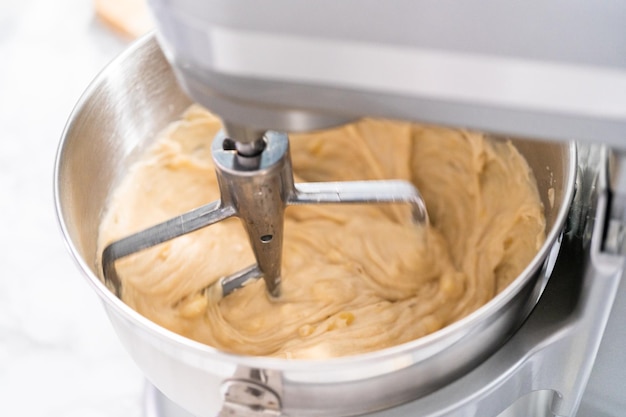 Zutaten im Küchenmixer mischen, um Bananen-Nuss-Brot zu backen.