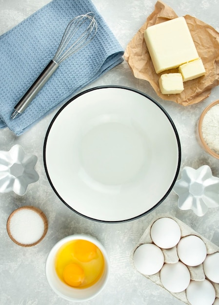 Foto zutaten und küchenutensilien für die herstellung von hausgemachten kuchen