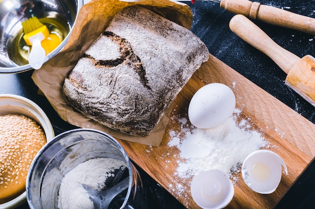 Zutaten und Utensilien zum Backen auf der Tafel, Ansicht von oben