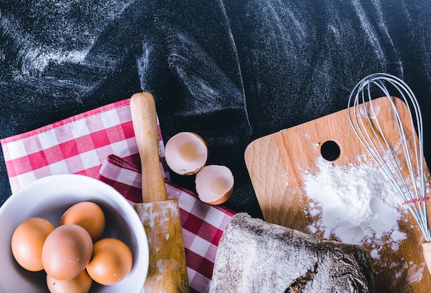 Zutaten und Utensilien zum Backen auf der Tafel, Ansicht von oben