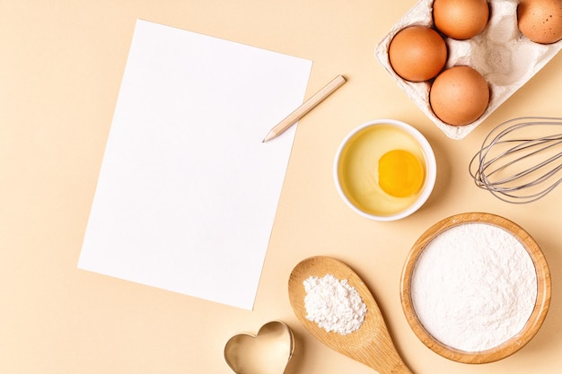 Zutaten und Utensilien zum Backen auf pastellfarbenem Hintergrund, Ansicht von oben.