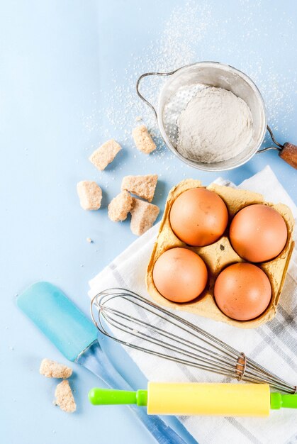 Zutaten und Utensilien zum Backen kochen