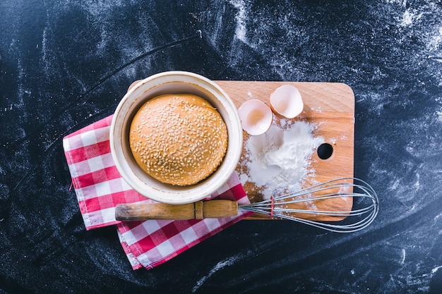 Zutaten und Utensilien zum Backen