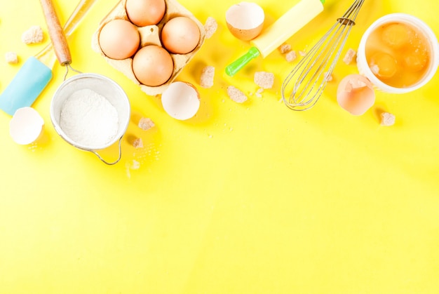 Zutaten und Utensilien zum Kochen von Ei, Mehl, Zucker, Schneebesen, Nudelholz