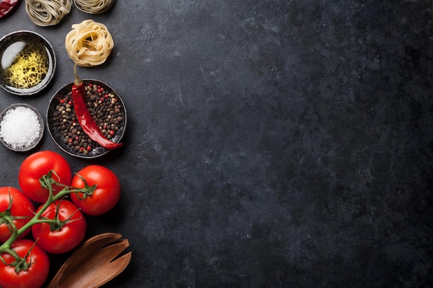 Zutaten und Utensilien zum Kochen