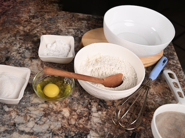 Zutaten und Werkzeuge zum Backen auf dem Tisch