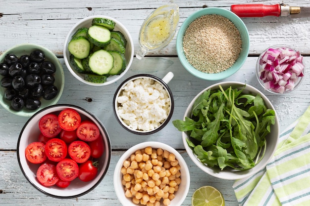 Zutaten von Gemüsesalat mit Quinoa