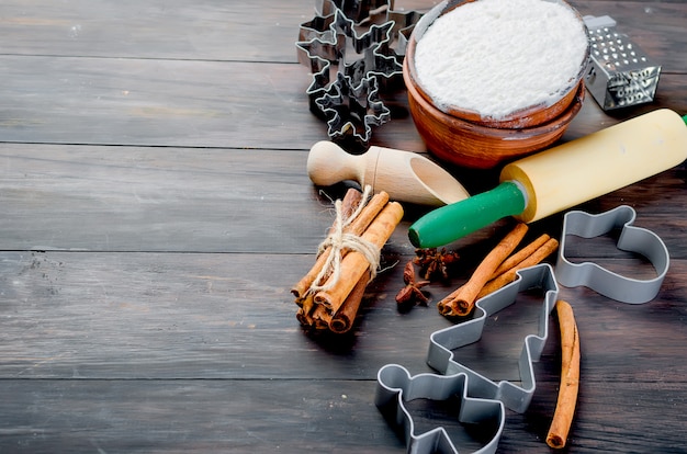 Zutaten zum Backen auf dem alten Holztisch