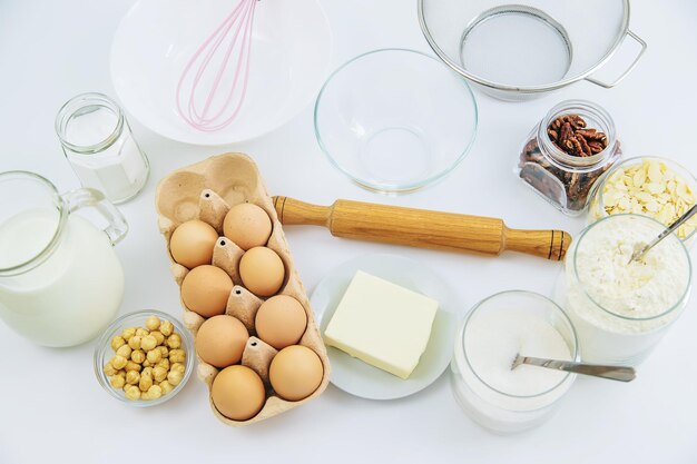 Zutaten zum Backen auf dem Tisch in der Küche Selektiver Fokus Essen