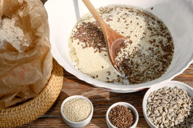 Foto zutaten zum backen auf dunklem holztisch closeup