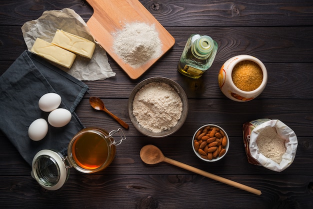 Zutaten zum Backen auf einem Holztisch Draufsicht