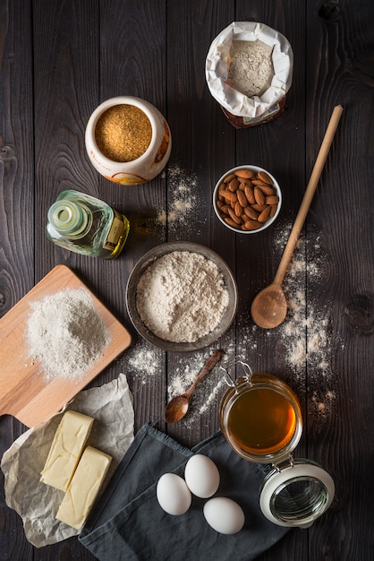 Zutaten zum Backen auf einem Holztisch, Draufsicht