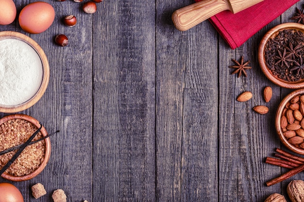 Zutaten zum Backen auf hölzernem Hintergrund