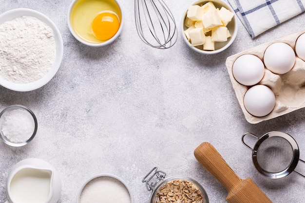 Zutaten zum Backen Mehl Milch Salz Zucker Eier