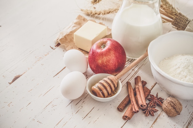 Zutaten zum Backen - Milchbutter Eier Mehl Weizen