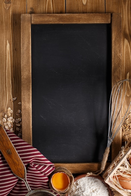 Foto zutaten zum backen mit kreidetafel