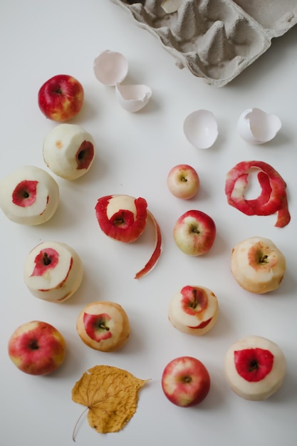 Zutaten zum Backen von Apfelkuchen Charlotte auf weißer Tischplatte