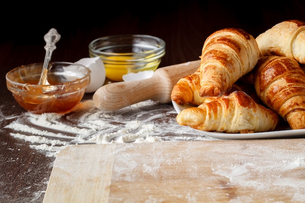 Zutaten zum Backen von Croissants