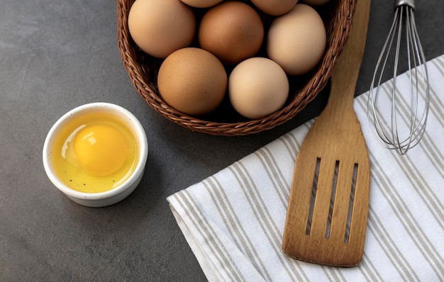 Zutaten zum Backen von Küchenutensilien zum Kochen von frischen Bio-Hühnereiern