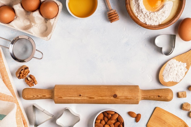 Zutaten zum Backen von Mehl Holzlöffel Eier