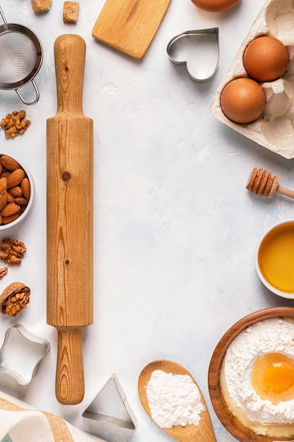 Zutaten zum Backen von Mehl Holzlöffel Eier