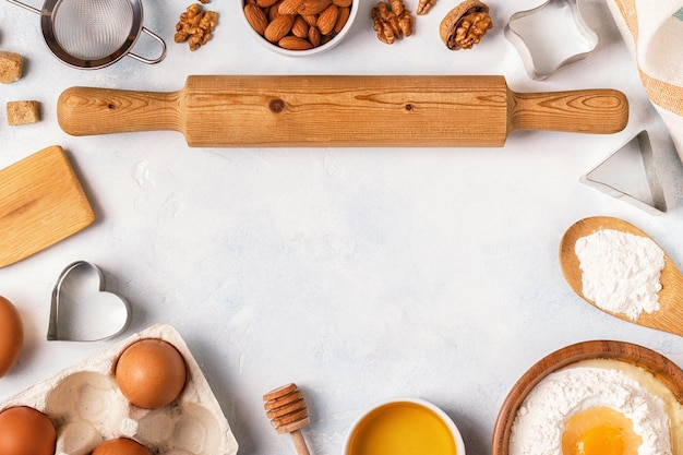 Zutaten zum Backen von Mehl Holzlöffel Eier