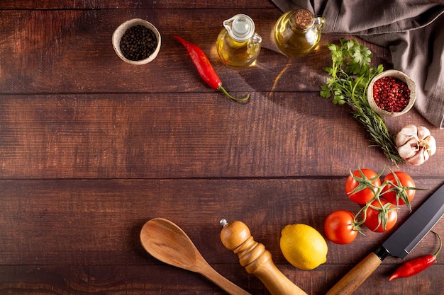 Zutaten zum Kochen auf dem Tisch Tomaten Pfeffer Knoblauch Kräuter Öl und Gewürze