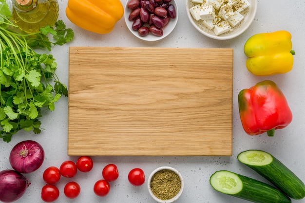 Zutaten zum Kochen griechischer Dorf-Horiatiki-Salatvorspeise für ein mediterranes Mittagessen