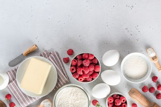 Zutaten zum Kochen Himbeerkuchen auf weißem Hintergrund