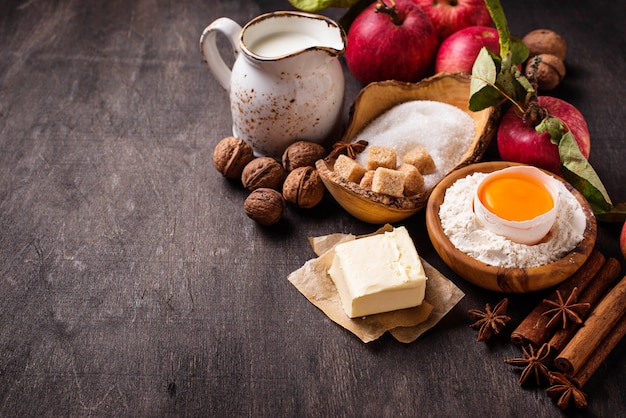 Zutaten zum Kochen von Apfelkuchen