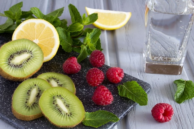 Zutaten zum kochen von detox-wasser auf dem grauen holzhintergrund