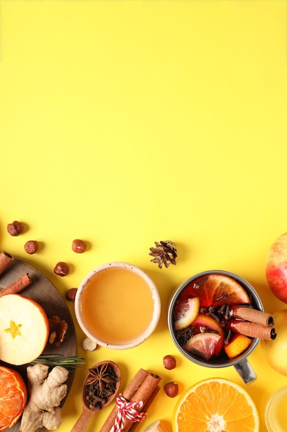 Zutaten zum Kochen von Glühwein auf gelbem Hintergrund