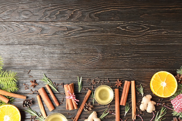 Zutaten zum Kochen von Glühwein auf Holzuntergrund