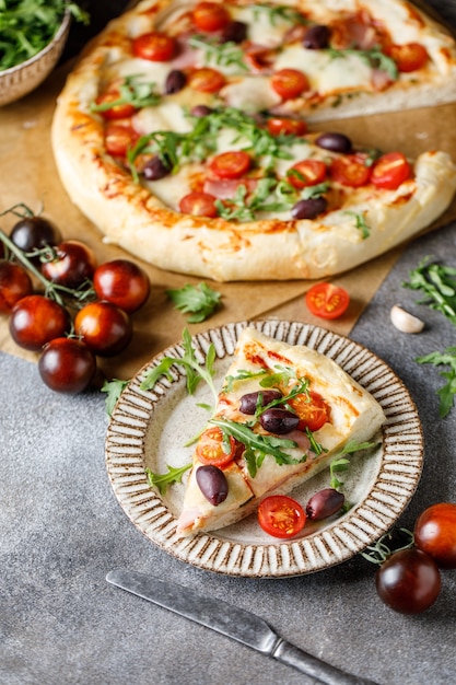 Zutaten zum Kochen von italienischer Pizza mit Rucola