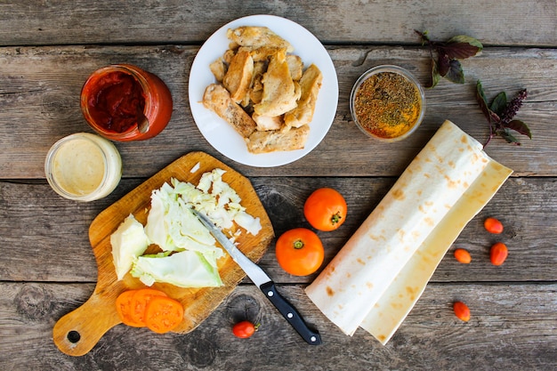 Zutaten zum Kochen von Kebabs auf Holzoberfläche