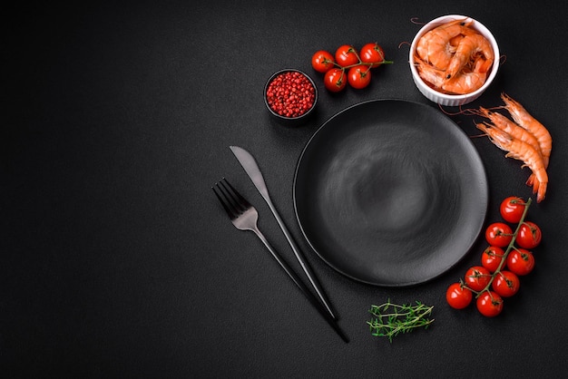 Zutaten zum Kochen von Kirschtomaten, Garnelen, Salz und Gewürzen