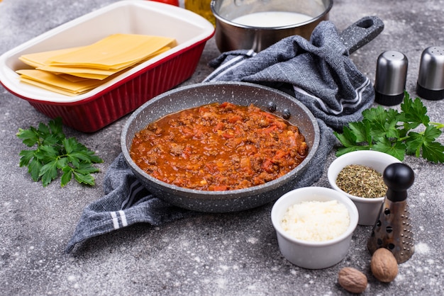 Zutaten zum Kochen von Lasagne Bolognese